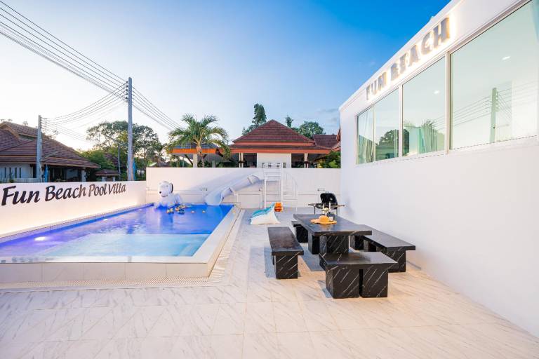 Fun Beach Pool Villa in Sattahip
