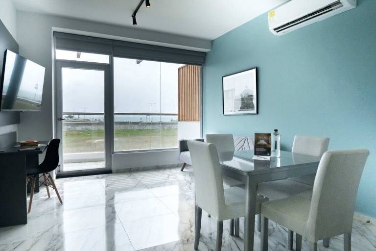 w Lovely 2BR w Balcony near C Amurallada