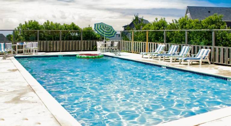 Vacation home with pool — photo 4