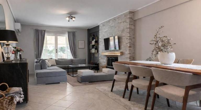 Holiday apartment with patio & garden in Glyfada