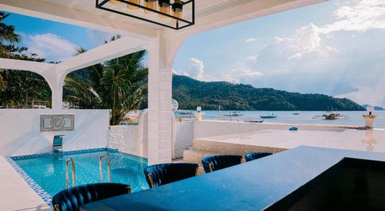 Pleasant vacation home with pool & hot tub | Pet-friendly — photo 5