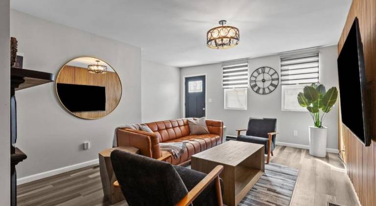4 Bedroom 5 Bathroom House Pittsburgh Sleeps 12 Pet Friendly Near Stadium in Pittsburg, PA
