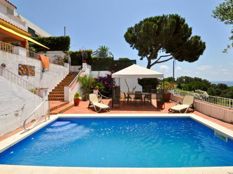 House with barbecue, private pool & garden — photo 3