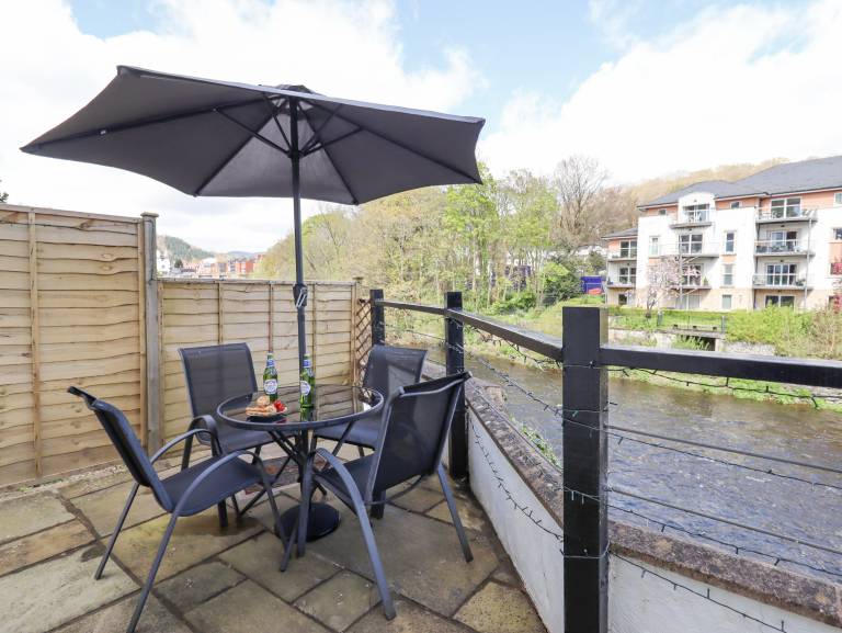 Cottage with yard in Llangollen