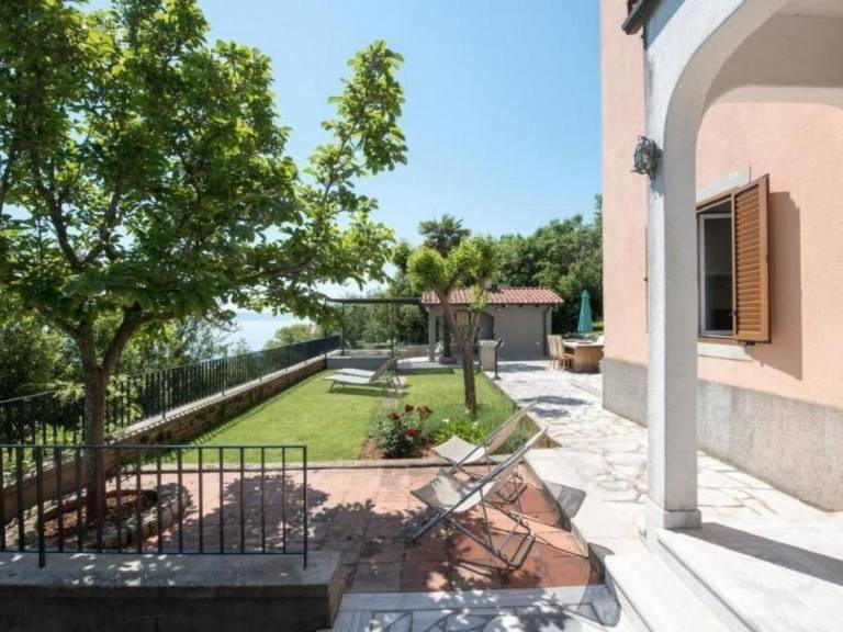 Vacation home with yard, terrace & barbecue | Sea view — photo 5