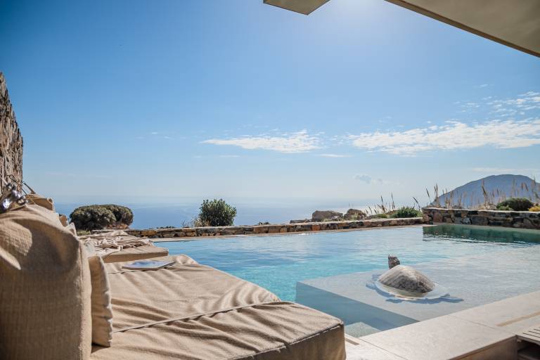 Villa with yard & private pool | Water view — photo 3
