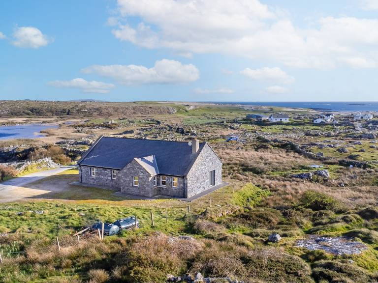 Family-friendly wonderful cottage with BBQ & yard | Water view | Good for workation | Pets allowed in Galway