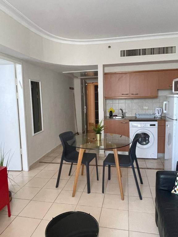 One Bedroom and One livingroom Apartment with full kitchen and full bath — photo 2