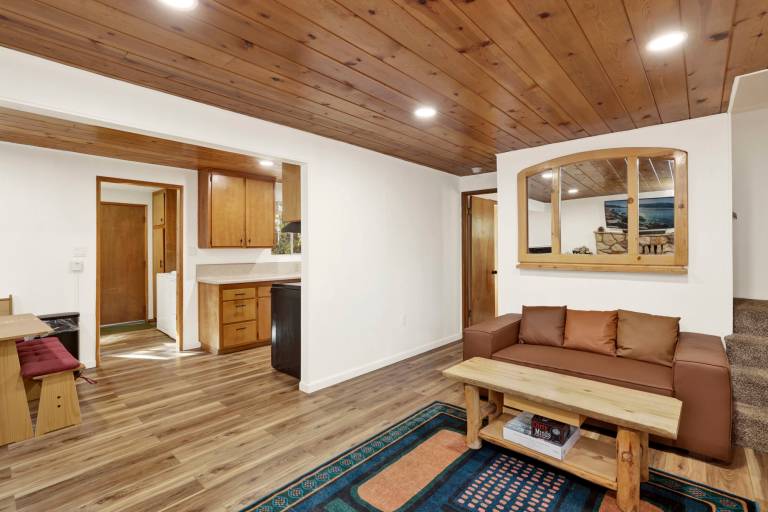 Cabin with jacuzzi, terrace & barbeque | Lake view — photo 3