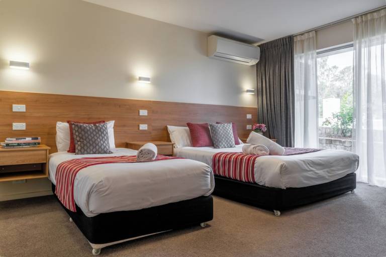 Motel Queanbeyan City Council