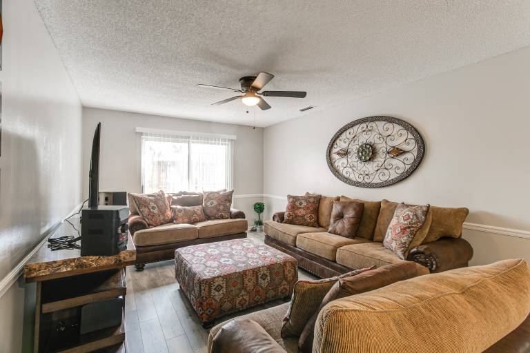9 Mi to Moody AFB Newly Updated Condo Near Dining