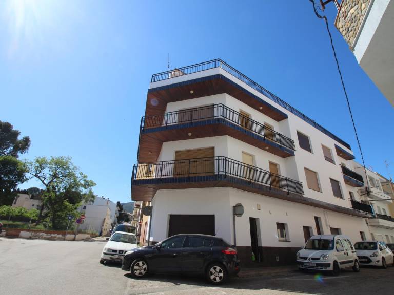 Bright Apartment 100m from Puerto Beach with Modern Amenities in Llanca