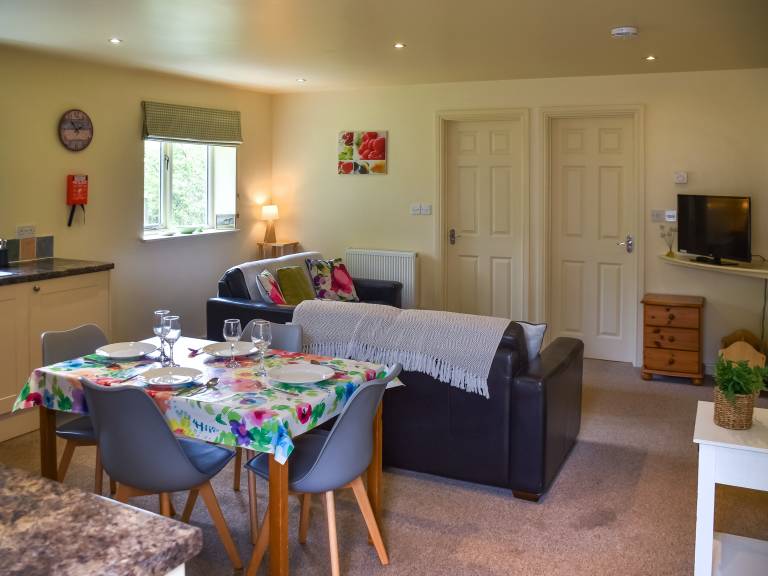 Family-friendly beautiful cottage with pool & yard | Dogs allowed — photo 4