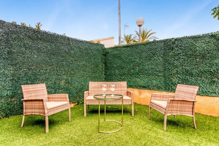 Rental apartment with terrace, pool & yard — photo 3
