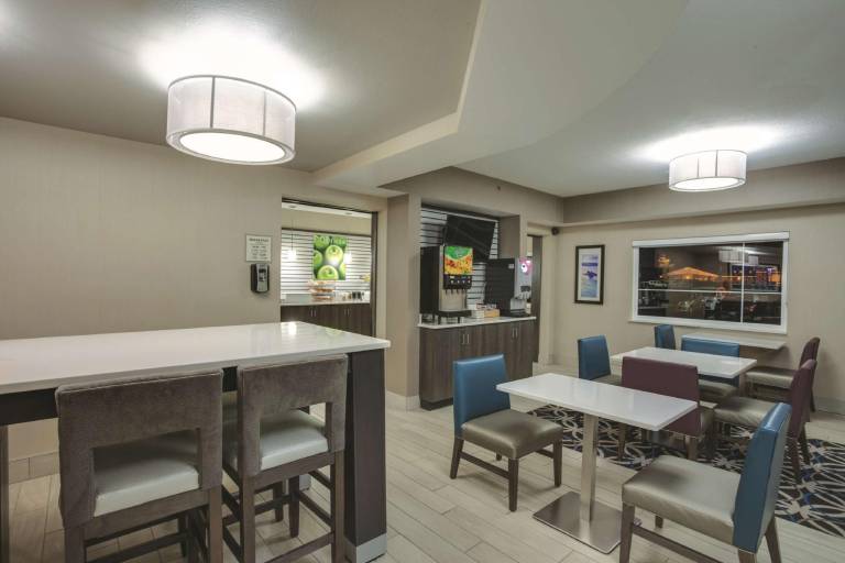 La Quinta Inn & Suites by Wyndham Batavia — photo 2