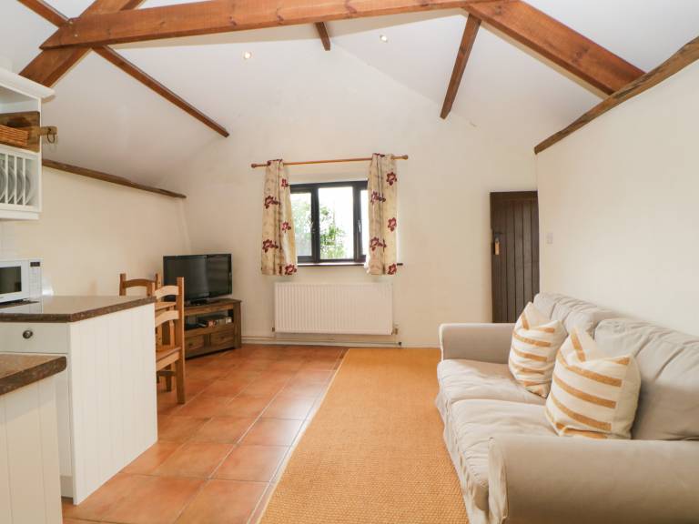 Cottage with garden — photo 4