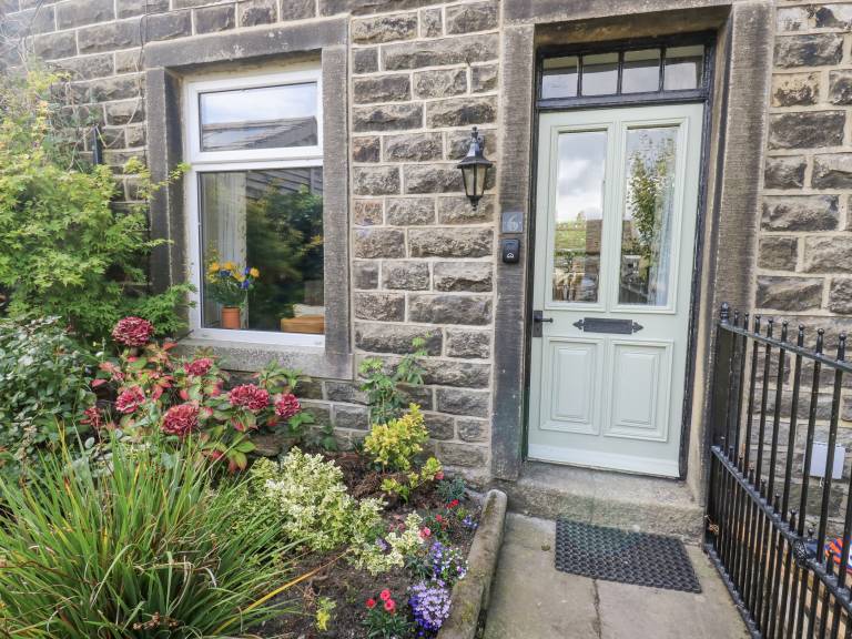 Cottage with garden — photo 2