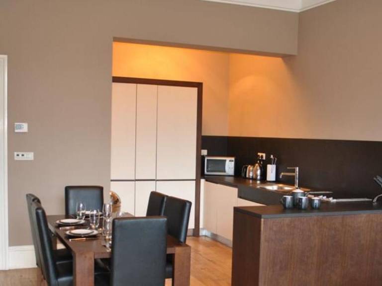Serviced apartment with yard | Close to Kelvingrove Art Gallery and Museum | Good for workation — photo 4