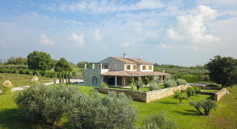 Villa with hot tub & pool in Umag