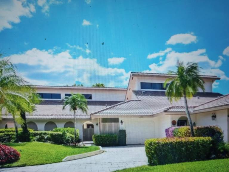 Family-friendly villa with barbeque, garden & pool | Garden view | Pets are welcome — photo 3