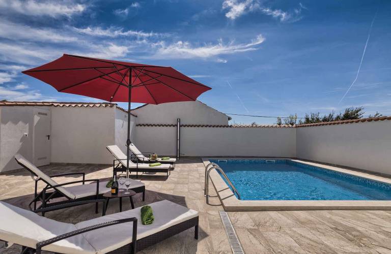 Holiday home with pool — photo 3