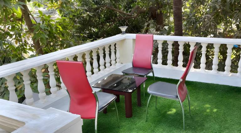 Villa with yard & pool — photo 5