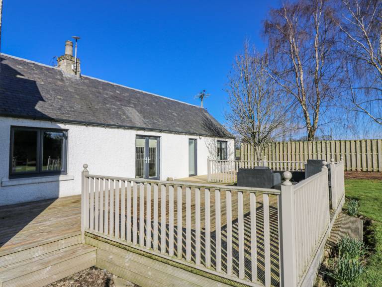 Cottage with garden — photo 2
