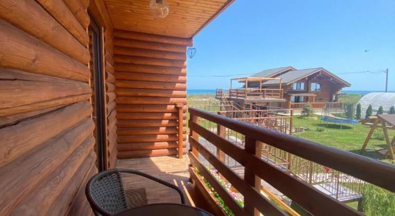Vacation home with patio, barbecue & yard — photo 3