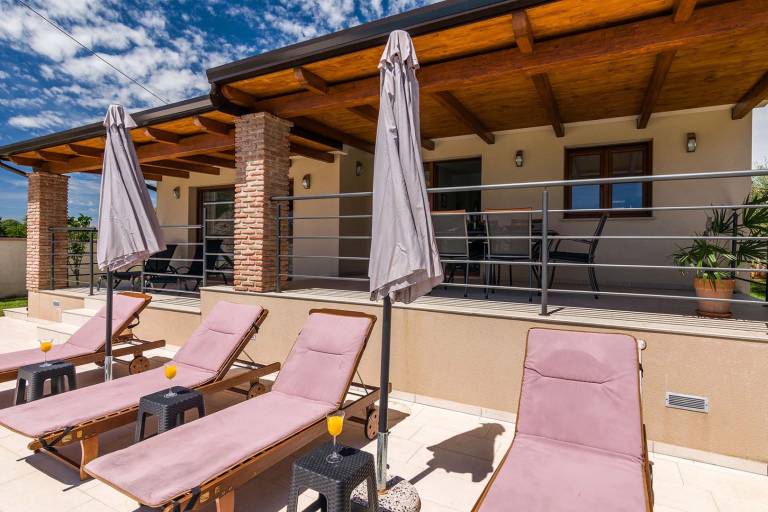 Fully equipped beautiful villa with yard, private pool & fast internet | Pets allowed — photo 4