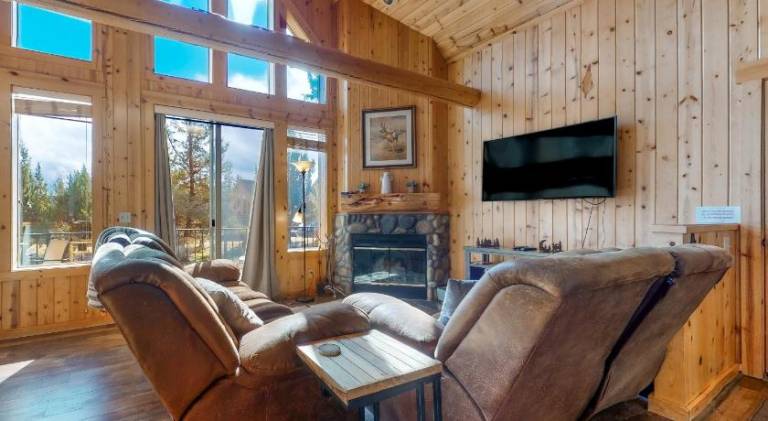 Nice chalet with pool & hot tub | Pets allowed in Redmond, OR
