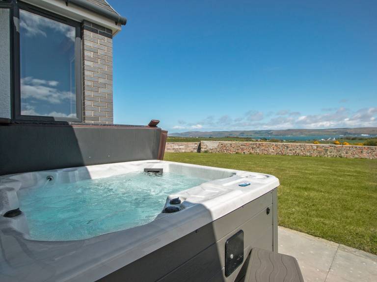 Family-oriented wonderful cottage with garden & jacuzzi | Sea view | Pet-friendly — photo 3