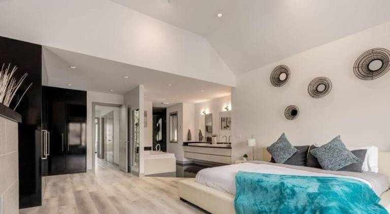 House with hot tub | Pets allowed in Calgary, AB