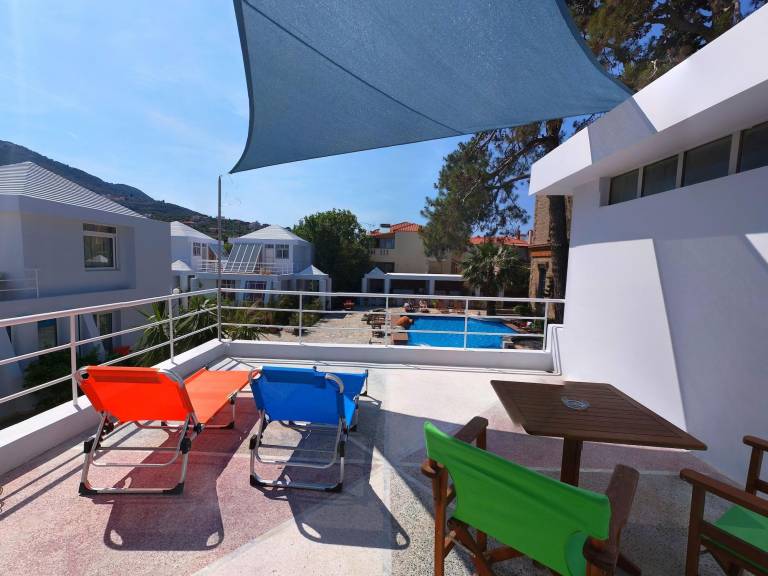 Serviced apartment with pool, yard & patio — photo 4