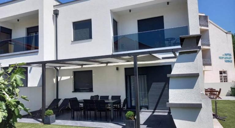 Vacation home with 3 rooms for 8 persons in Vodice