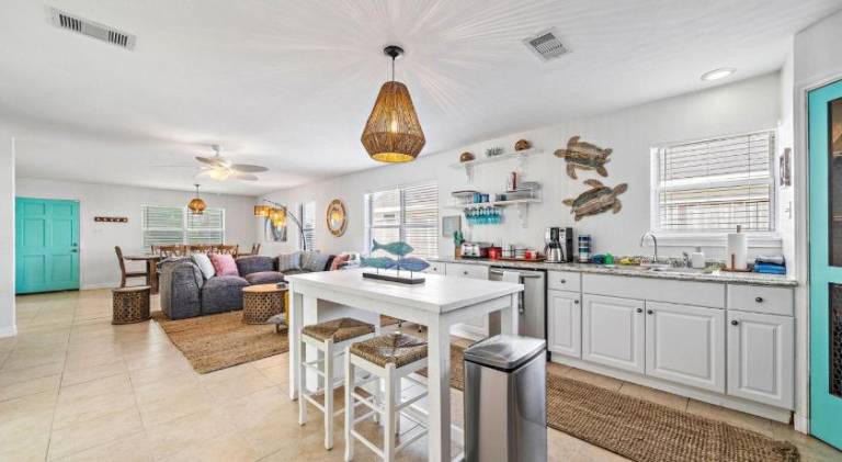 Fully equipped house with garden, grill & private pool | Beach nearby | Perfect for remote work | Pets allowed — photo 3