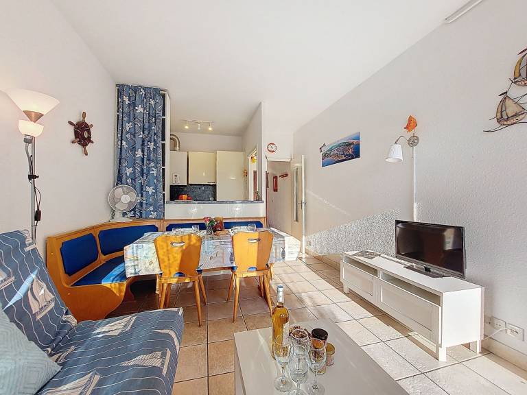 Rental apartment with patio — photo 3