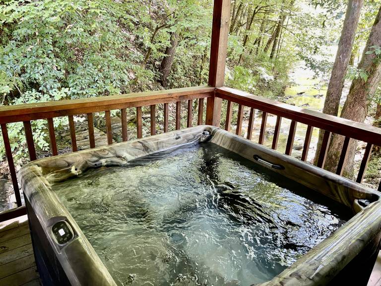 Creekside: Pet Friendly, Free Attraction Tickets, Hot Tub & Creek View — photo 3