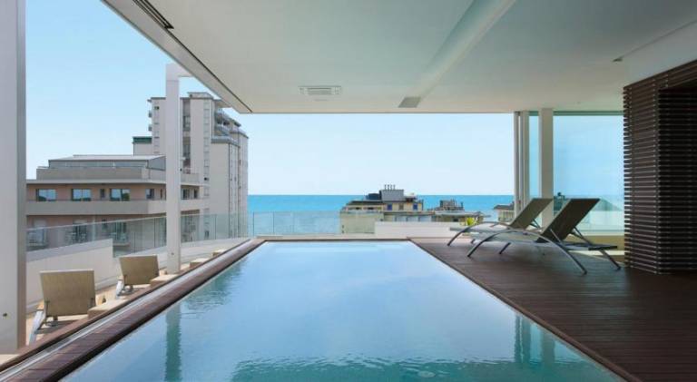 Child-friendly serviced apartment with pool, patio & hot tub | Next to the beach | Dogs allowed — photo 3