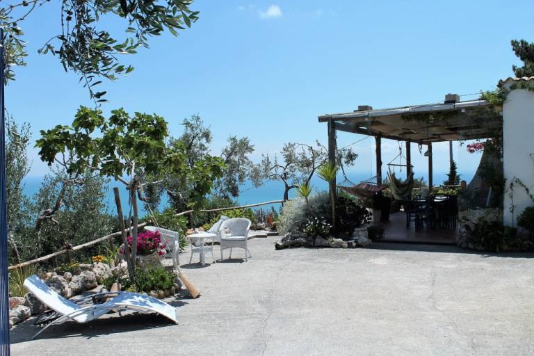 Family-oriented wonderful apartment with garden, terrace & BBQ | Garden view | Beach nearby | Dogs allowed in Foggia