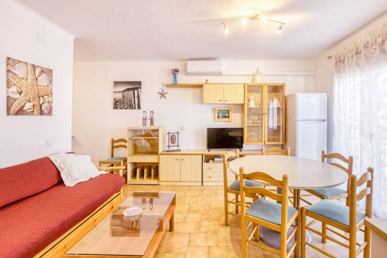 Apartment on the Paseo Marítimo '2-2' close to the Beach with Balcony & Wi-Fi in Llanca