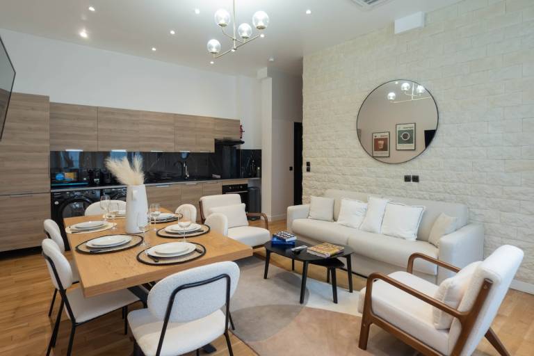 Spacious Air conditioned Apartment Center of Paris