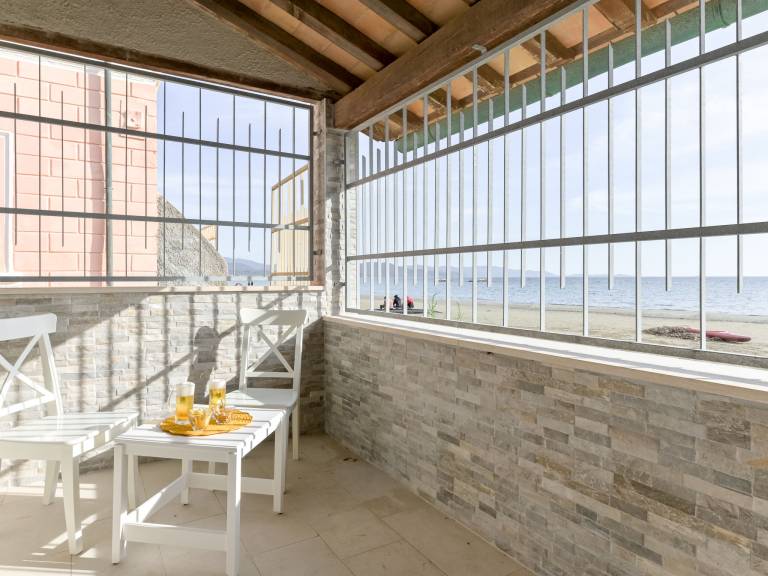 Vacation home with terrace & yard | Sea view — photo 3