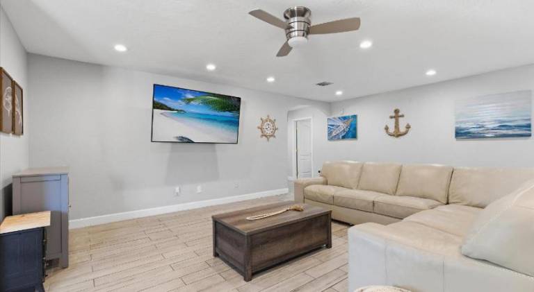 Spacious vacation home with pool | Pet-friendly — photo 4