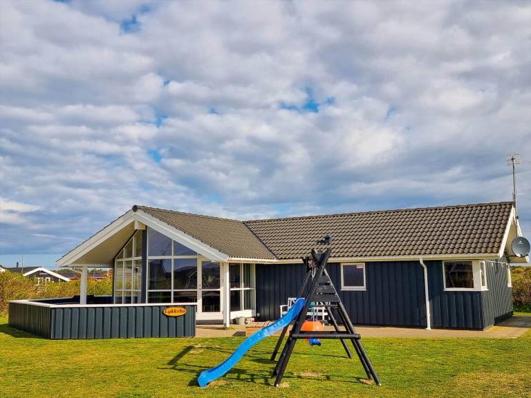 Vacation home with jacuzzi, sauna & terrace in Harboore