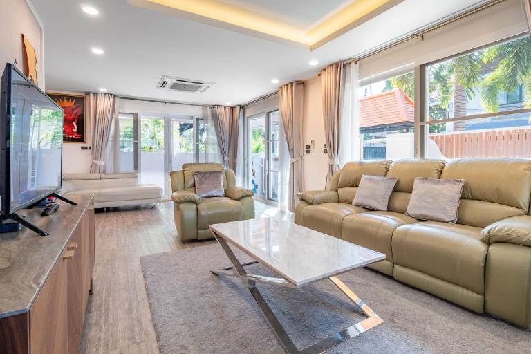 4-Bedroom Pool Villa in Pattaya City Center Next to Hollywood - 19 — photo 3