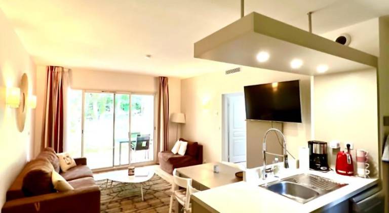 Holiday apartment with hot tub, patio & pool — photo 2