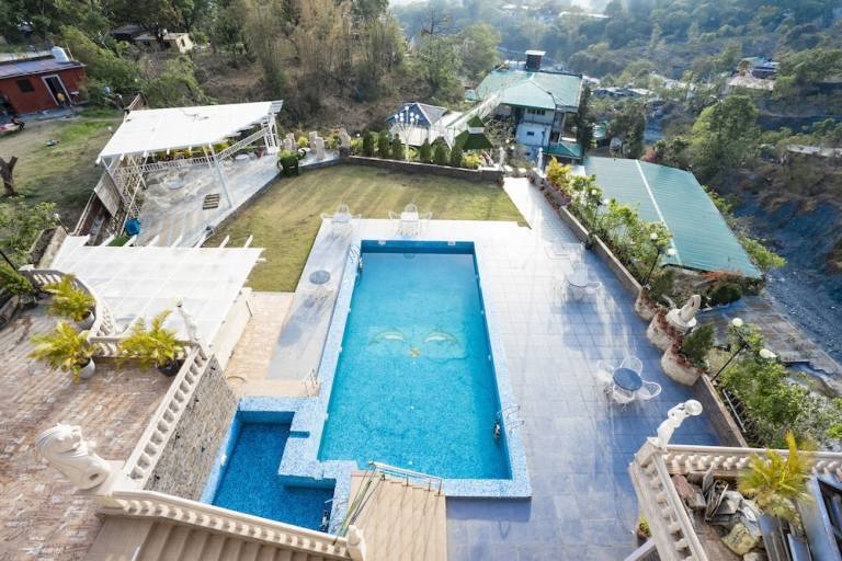 Resort  Jhanda Mohalla