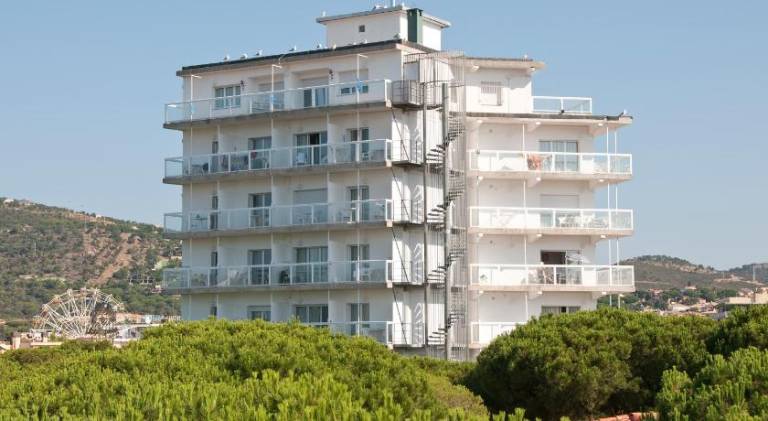 Serviced apartment with patio, pool & yard | Suitable for remote work in Castell-Platja d'Aro