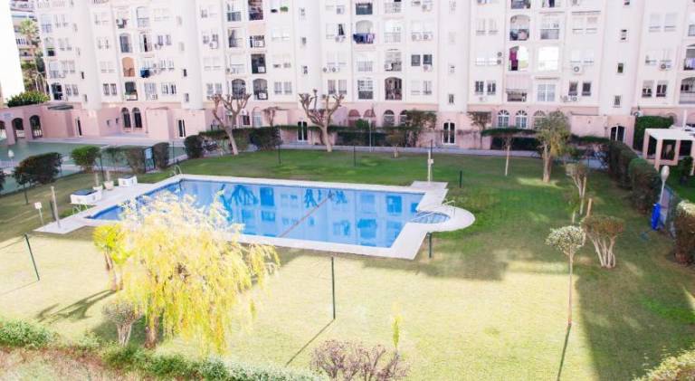 Holiday apartment with patio, pool & yard — photo 4
