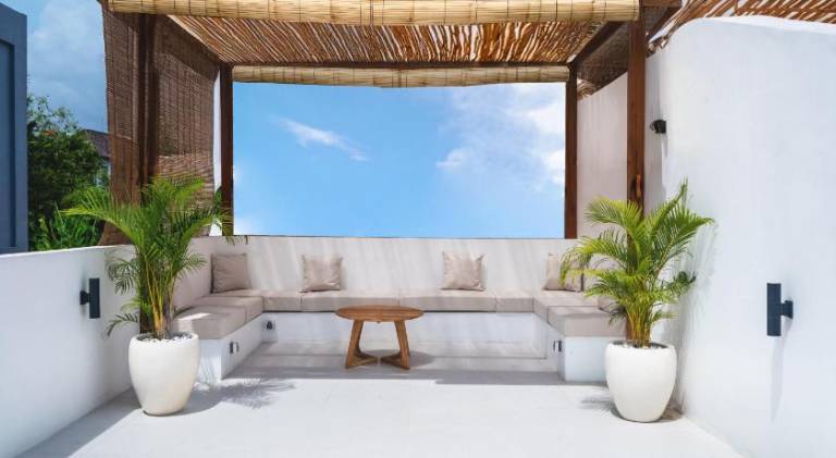 Villa with pool, jacuzzi & patio — photo 4